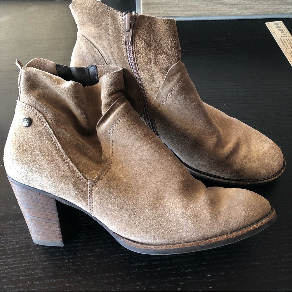 Paul Green almost new tan suede ankle boot stack heel 3” zip side 10